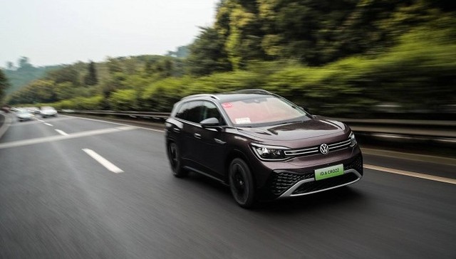 忘记新势力吧，一汽大众ID.6 CROZZ展示了电动时代的大厂实力和诚意｜试驾