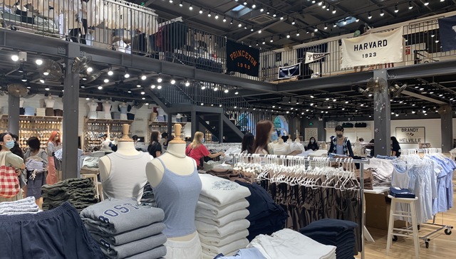 紧身小码女装继续流行，BM在中国盯着街边大店开