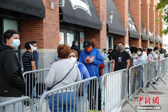 资料图：美国纽约大都会棒球队主场花旗球场新冠疫苗接种点，民众排队接种疫苗。a target='_blank' href='http://www.chinanews.com/'p中新社/a记者 廖攀 摄