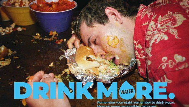 卖酒的保乐力加的新广告，让你多喝水少喝酒