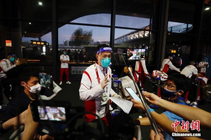 7月19日，参加东京奥运会的中国女篮运动员与教练团队抵达东京成田机场。图为女篮主教练许利民接受媒体采访。 a target='_blank' href='http://www.chinanews.com/'p中新社/a记者 韩海丹 摄