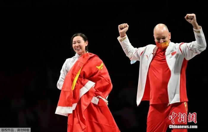 7月24日晚，东京奥运会女子重剑个人赛中，中国选手孙一文以11：10战胜罗马尼亚选手波佩斯库，夺得冠军。a target='_blank' href='http://www.chinanews.com/'p中新社/a记者 富田 摄 
