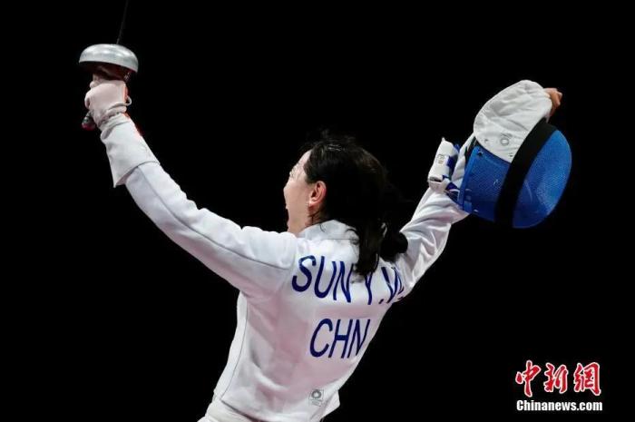 图为孙一文庆祝夺金。a target='_blank' href='http://www.chinanews.com/'p中新社/a记者 富田 摄 