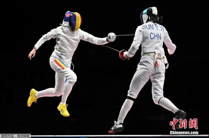 图为孙一文与波佩斯库在比赛中。a target='_blank' href='http://www.chinanews.com/'p中新社/a记者 富田 摄