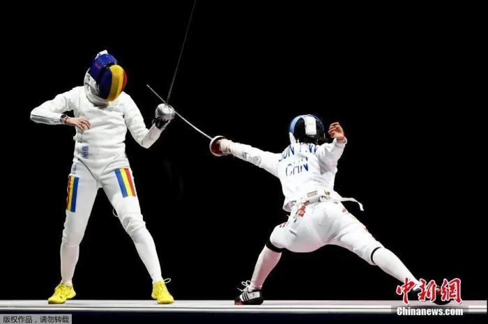 7月24日晚，东京奥运会女子重剑个人赛中，中国选手孙一文以11：10战胜罗马尼亚选手波佩斯库，夺得冠军。a target='_blank' href='http://www.chinanews.com/'p中新社/a记者 富田 摄 