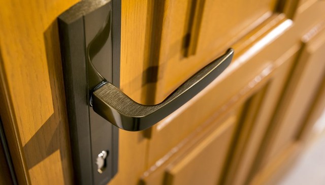 安徽含山县通报“踹门查补课视频”：违反防疫规定，拒不开门