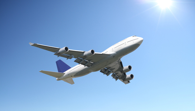 多家航空公司简化机上服务，暂停提供枕头、耳机等用品