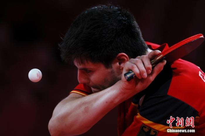北京时间8月6日晚，在东京奥运会乒乓球男团决赛中，由马龙、樊振东和许昕组成的中国队以3：0战胜德国队，获得冠军。这是中国代表团本届奥运会第35金，也是国乒在东京奥运会获得的第4金。图为德国队选手奥恰洛夫在比赛中。 a target='_blank' href='http://www.chinanews.com/'p中新社/a记者 韩海丹 摄