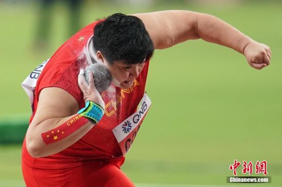 当地时间10月3日,巩立姣在比赛中。当日,在卡塔尔多哈举行的2019国际田联世界田径锦标赛女子铅球决赛中,卫冕冠军、中国选手巩立姣以19米55的成绩夺得冠军。a target='_blank' href='http://www.chinanews.com/'p中新社/a记者 泱波 摄