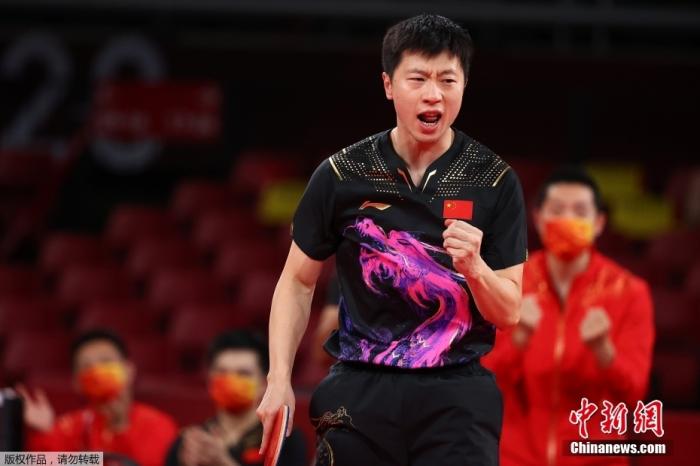 北京时间8月6日晚,在东京奥运会乒乓球男团决赛中,由马龙、樊振东和许昕组成的中国队以3:0战胜德国队,获得冠军。这是中国代表团本届奥运会第35金,也是国乒在东京奥运会获得的第4金。图为马龙在比赛中。