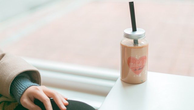 “秋天第一杯奶茶”的梗还没被玩坏，它甚至还升级了