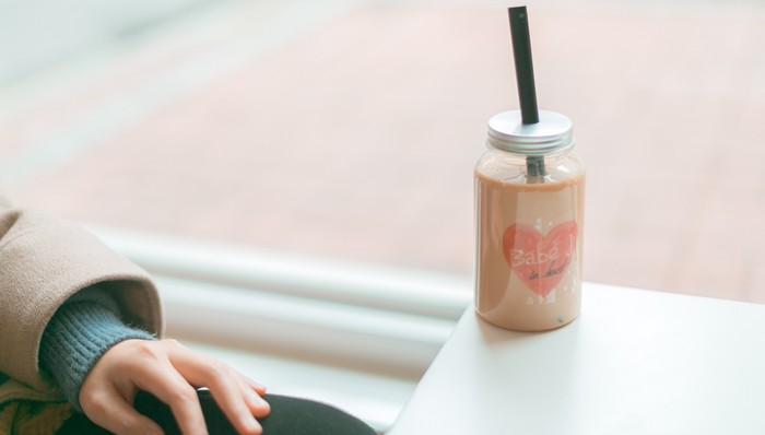 “秋天第一杯奶茶”的梗还没被玩坏，它甚至还升级了