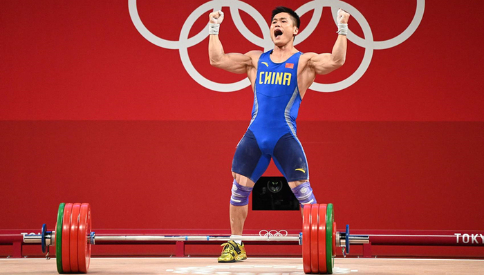 顶级竞技场呈现装备技术大战，市售运动鞋服受益