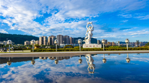 雅安雨城：生态颐养地 国际熊猫城