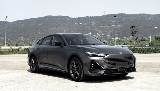 配置电动尾翼，长安UNI首款轿车曝光 | 新车