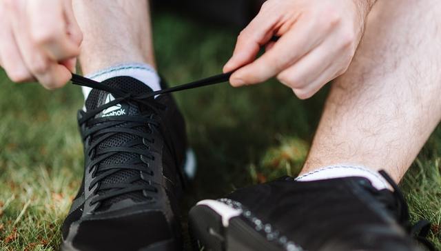 抛售,安踏,业绩下滑