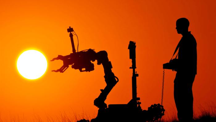 波士顿动力发布两足机器人跑酷新视频：自如后空翻、拿手撑杆跳梁