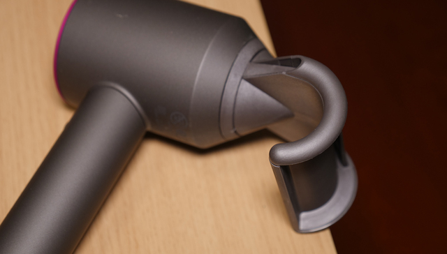 解决“炸毛”的防飞翘风嘴来了，新一代戴森吹风机值得入手吗？