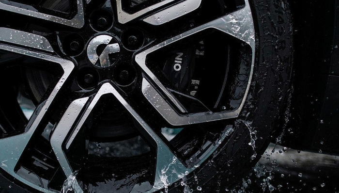 竞争压力,过度宣传,股价走低