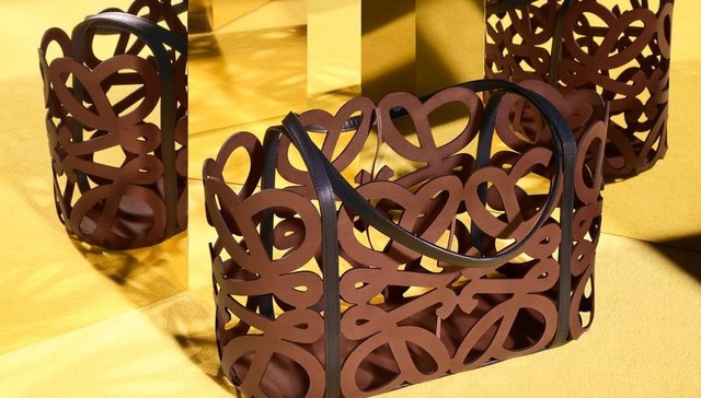 LOEWE新手袋以镂空诠释经典老花，TOM FORD烟熏乌木新香神秘感满满丨是日美好事物