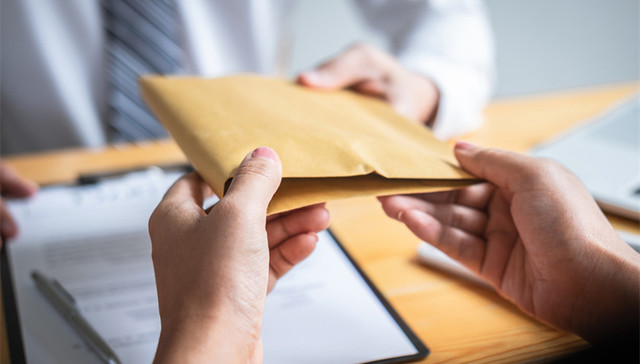 一个移动硬盘揭开教育局长贪腐案：违规安排200余学生入学