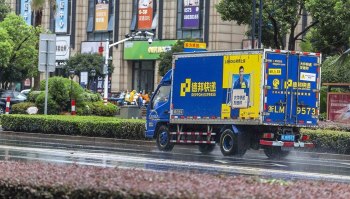 顺丰、百世重金押宝万亿快运市场，快递巨头鏖战新战场