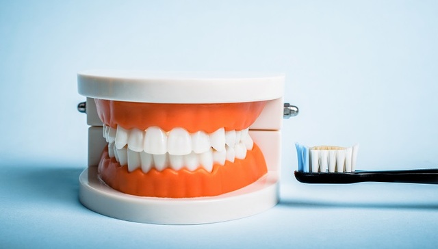 “灵魂砍价之手”指向种植牙，千亿口腔黄金赛道面临集采冲击？