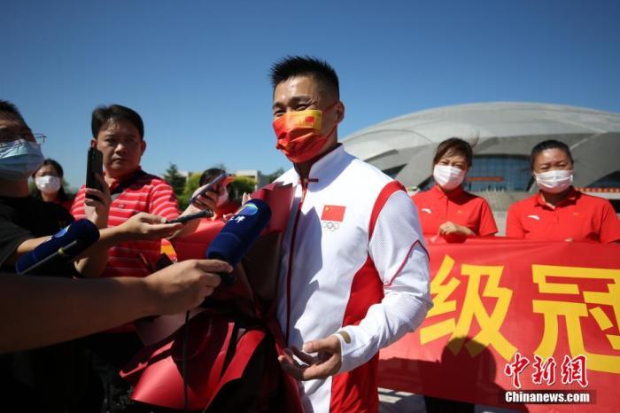 资料图：8月25日，吕小军接受媒体采访。当天，东京奥运会举重81公斤级冠军吕小军结束隔离返回天津。天津市体育局，天津市举重摔跤柔道运动管理中心全体职工、教练、队员在天津团泊体育中心举行了欢迎仪式。吕小军此次回到天津进行短暂修整后将备战9月在中国陕西举行的全运会。 a target='_blank' href='http://www.chinanews.com/'p中新社/a记者 佟郁 摄