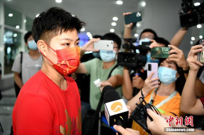 8月26日，东京奥运会羽毛球混双冠军黄东萍结束隔离返回福建，在福州机场受到福建省体育局工作人员以及亲朋好友的热烈欢迎。经过短暂休整，黄东萍将全力备战即将于9月份在陕西举行的全运会。图为黄东萍在机场接受媒体采访。 a target='_blank' href='http://www.chinanews.com/'p中新社/a记者 王东明 摄