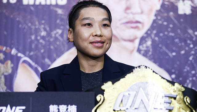 熊竞楠捍卫女子草量级金腰带，五次卫冕创造ONE冠军赛新纪录