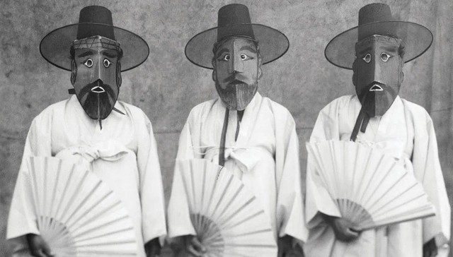 日常使用造成的沾污、开裂和磨损，传达了人类生活的温暖痕迹 | 9月沪京展览推荐