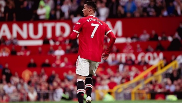 C罗回归曼联首秀梅开二度，老特拉福德王者归来