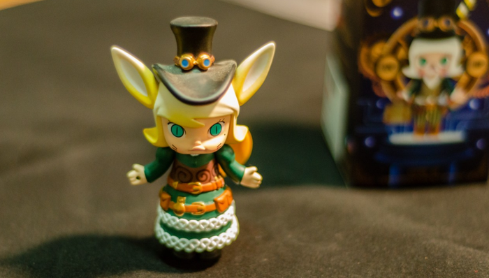 股价腰斩,潮玩IP,消费市场