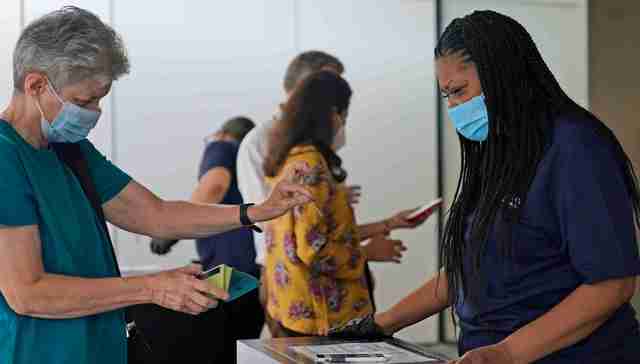 普京接触感染者后自我隔离，上周全球新增病例大幅下降 | 国际疫情观察（9月15日）