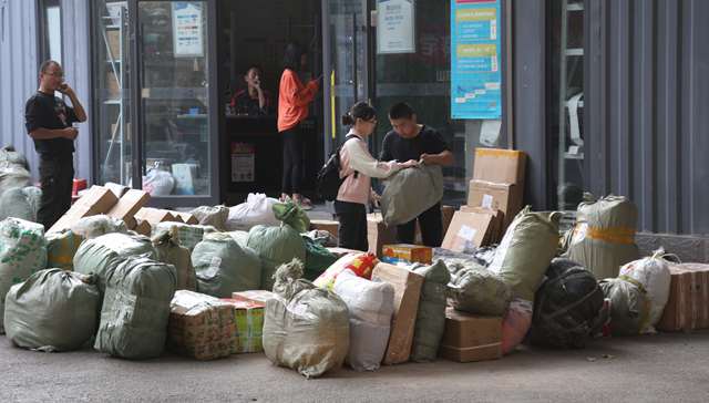 开学季校园快递“爆仓”，部分高校包裹量超双十一