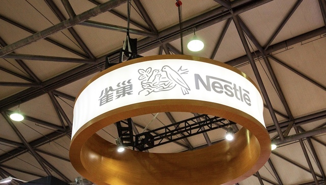 通胀逼得各大品牌纷纷涨价，现在雀巢也扛不住了