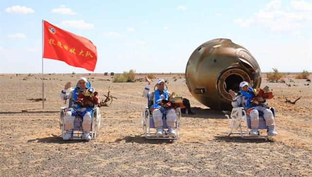 神舟十二号载人飞船返回舱成功着陆，3名航天员安全顺利出舱