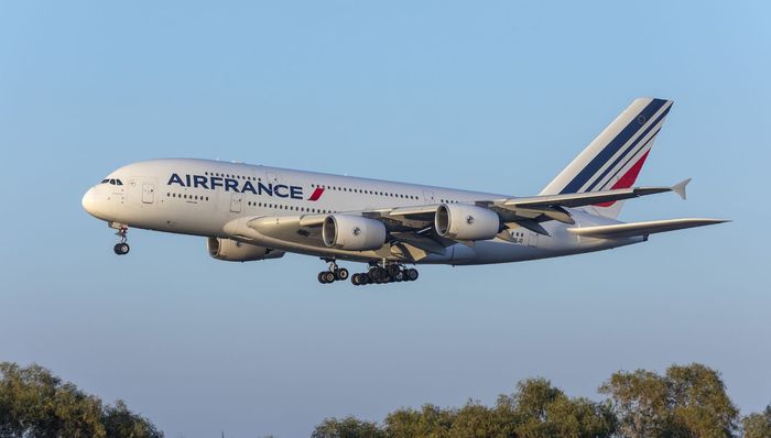 法航北京飞巴黎航班因技术故障紧急返航，乘客正等待调机