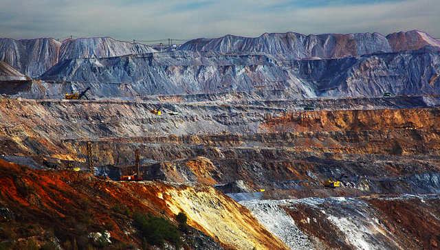 时隔四个月，铁矿石价格腰斩了