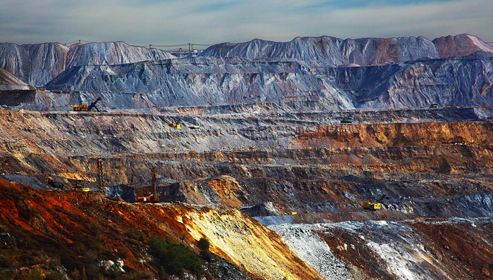 时隔四个月，铁矿石价格腰斩了