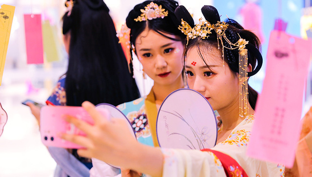 【图集】中秋汉服热，汉服经济“破圈”增长