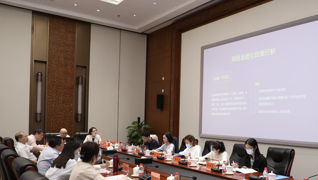 社科院发布适老报告：老年人最常用的社交工具是微信，超九成被访者上网看视频