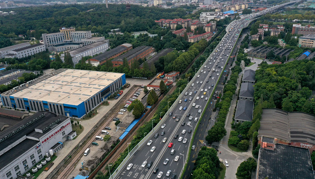 国庆假期自驾出行比例高，交通运输部：预计高速公路日均流量达4800万辆