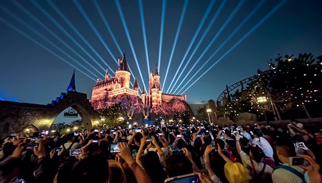 快看｜环球影城员工偷拍女游客裙底，园区道歉并辞退该员工