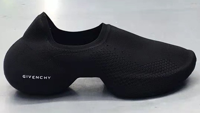 Givenchy全针织鞋款提前曝光，Loewe Airpods保护套变身蜗牛丨是日美好事物