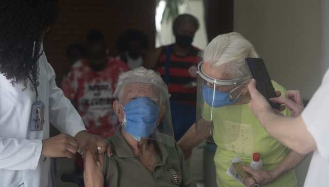 普京称因抗体滴度高“扛过去了”，越南季度GDP首现负增长 | 国际疫情观察（9月30日）