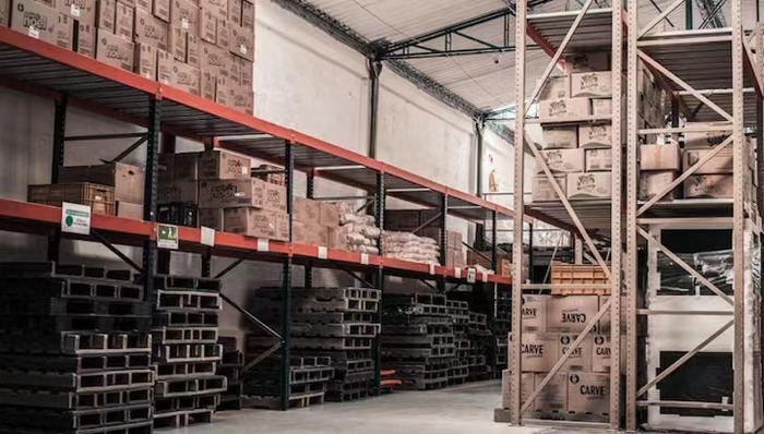 亚马逊效率飞跃引领行业，物流工人却身陷机器和算法“围墙”