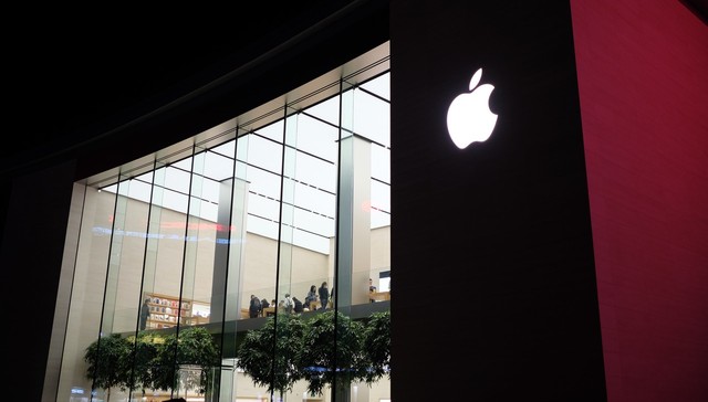 失去乔布斯的十年，库克在质疑声中将苹果推上“王座”