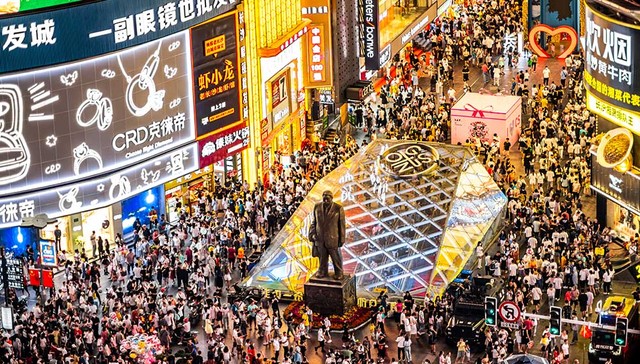 【图集】十一黄金周旅游热，多地热门景区限流或暂停售票