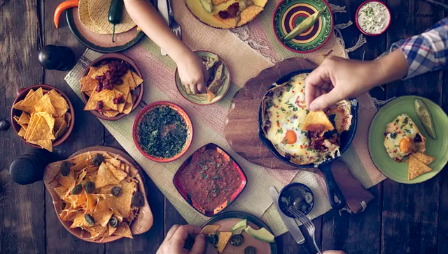 连续三年实现盈利，布局上下游的锅圈开始将目光转向线上